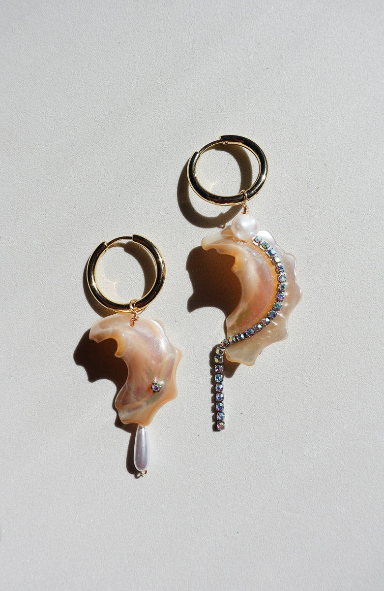 アクセサリー Anggi Agus triana Crystal Shell Hoops – ARGI DANELI