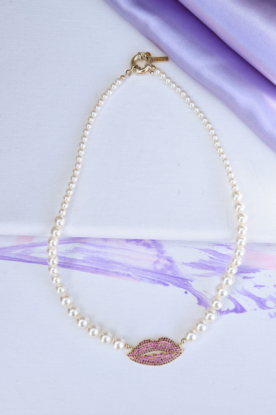PEARLY LIPS Necklace
